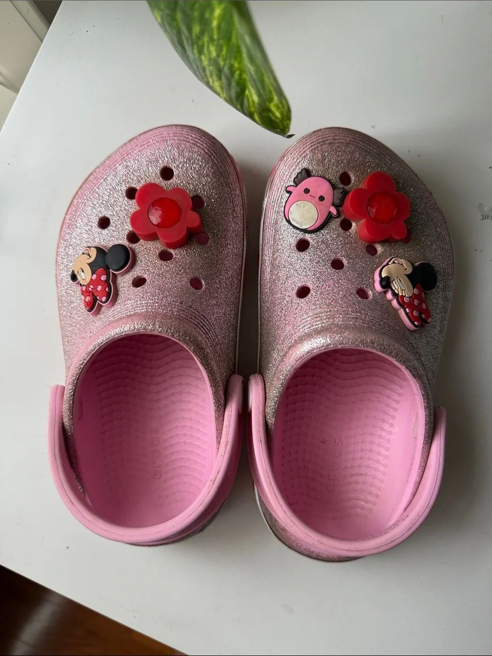 CROCS Girl’s Glitter Disney Clog with Minnie & Flower Charms - Pink